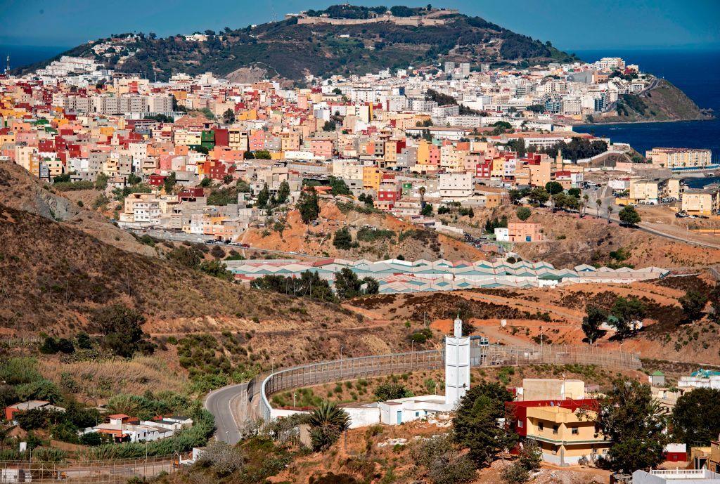 Una fotografía tomada desde la localidad marroquí de Fnideq muestra una vista general del enclave español de Ceuta, en el norte de África, situado en el estrecho de Gibraltar, el 29 de agosto de 2020.