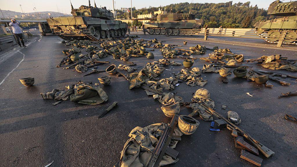 El 16 de julio de 2016, ropa y armas pertenecientes a los soldados que participaron en el intento de golpe de Estado y que se han rendido yacen abandonadas en el suelo del puente del B&oacute;sforo de Estambul.