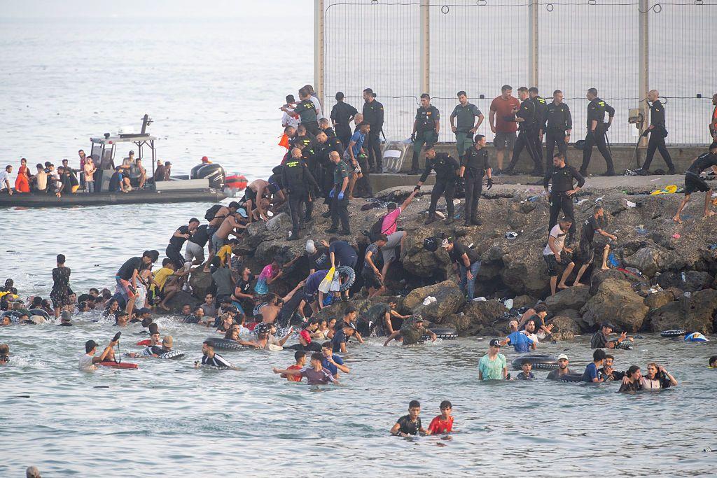 Migrantes llegan a Ceuta. 