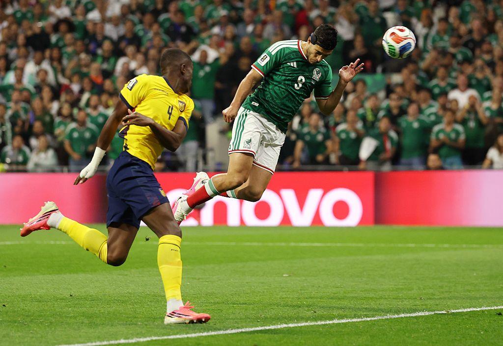 Por qué lleva una banda en la cabeza Raúl Jiménez, el futbolista que estuvo a punto de morir y hoy lidera la esperanza de México en el Mundial