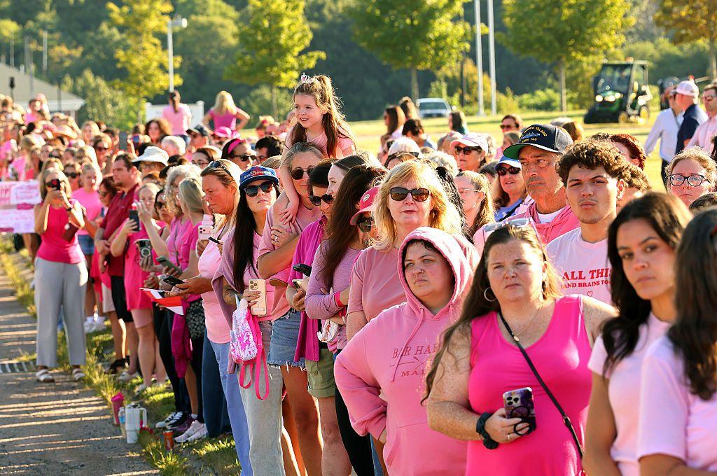 Una fila de mujeres, todas con prendas rosa, a las afueras del juicio.
