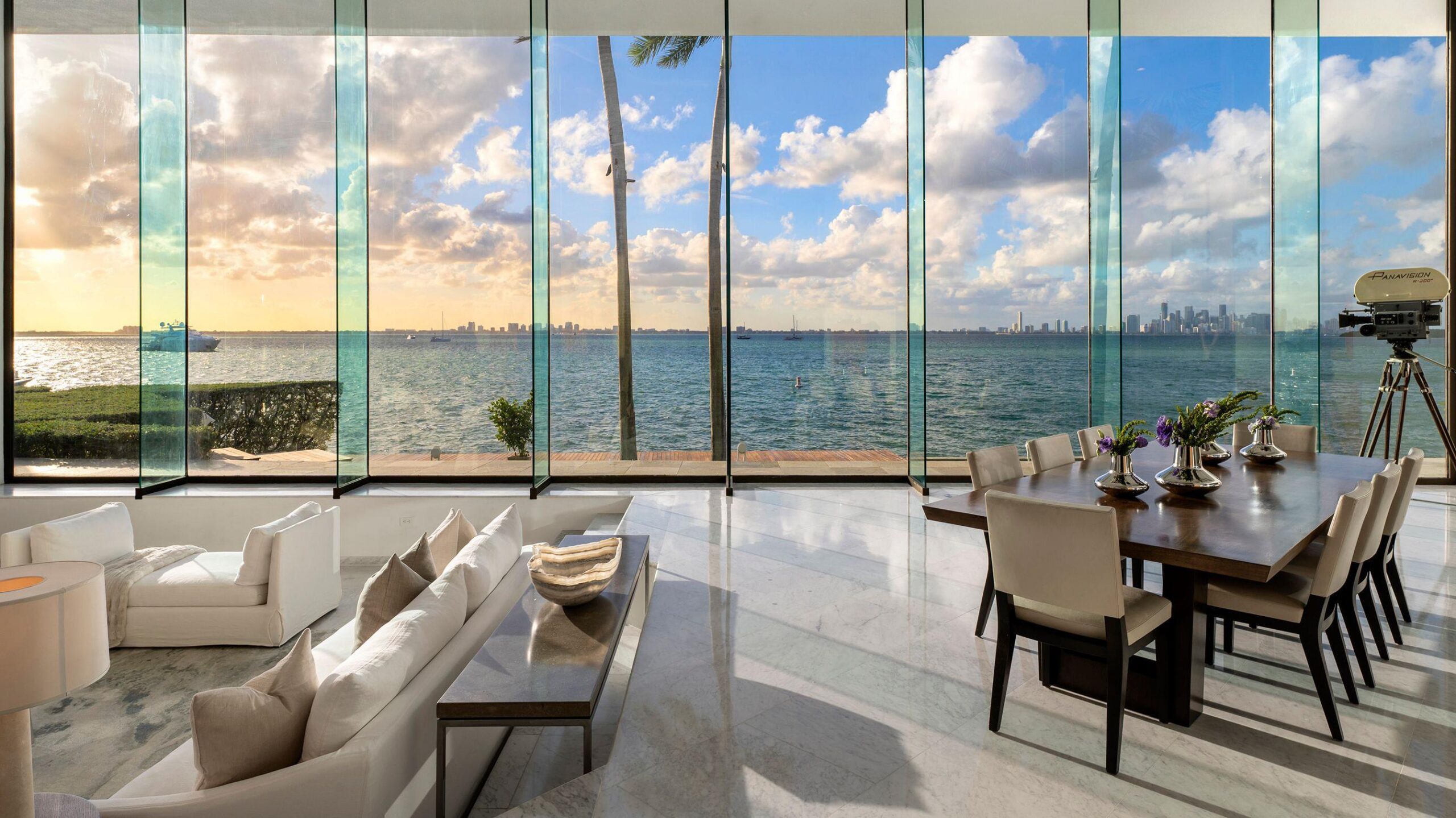 La sala de la casa de John Daveney en Key Biscayne: tiene unos enormes paneles de vidrio desde los que se ve la ciudad de Miami al fondo. 