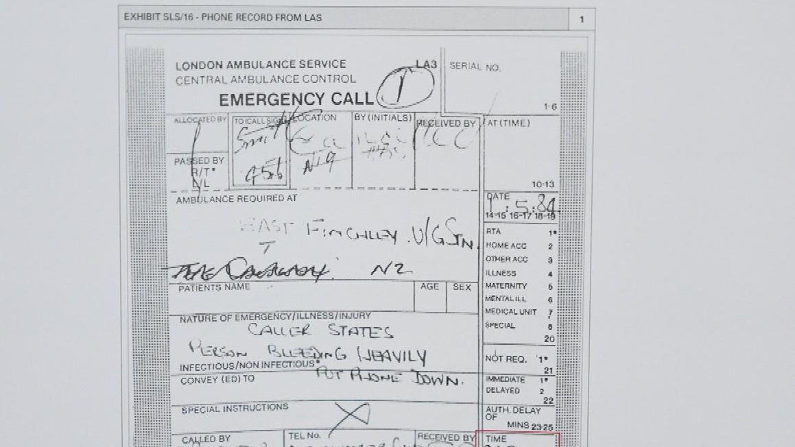 Un formulario manuscrito de llamada de emergencia del Servicio de Ambulancias de Londres de 1984. En él se registra la ubicación como la estación de East Finchley, la persona que llama indicando que una persona estaba 