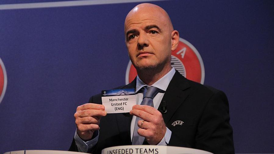 El entonces secretario general de la UEFA, Gianni Infantino, sorteó el nombre del Manchester United para la fase de grupos de la Liga de Campeones 2015-16.