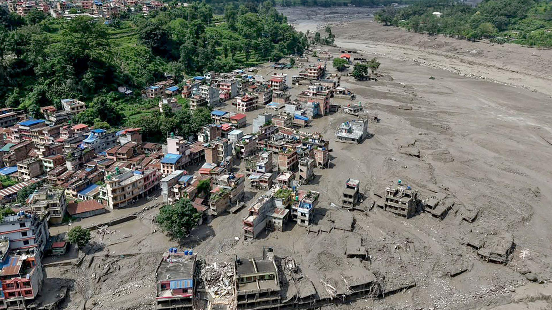 Las impresionantes imágenes de la devastadora avalancha que dejó cientos de muertos y desaparecidos en la frontera de Nepal