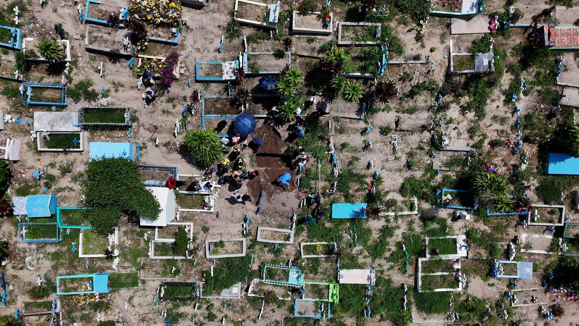 Vista aérea de un cementerio en El Salvador.