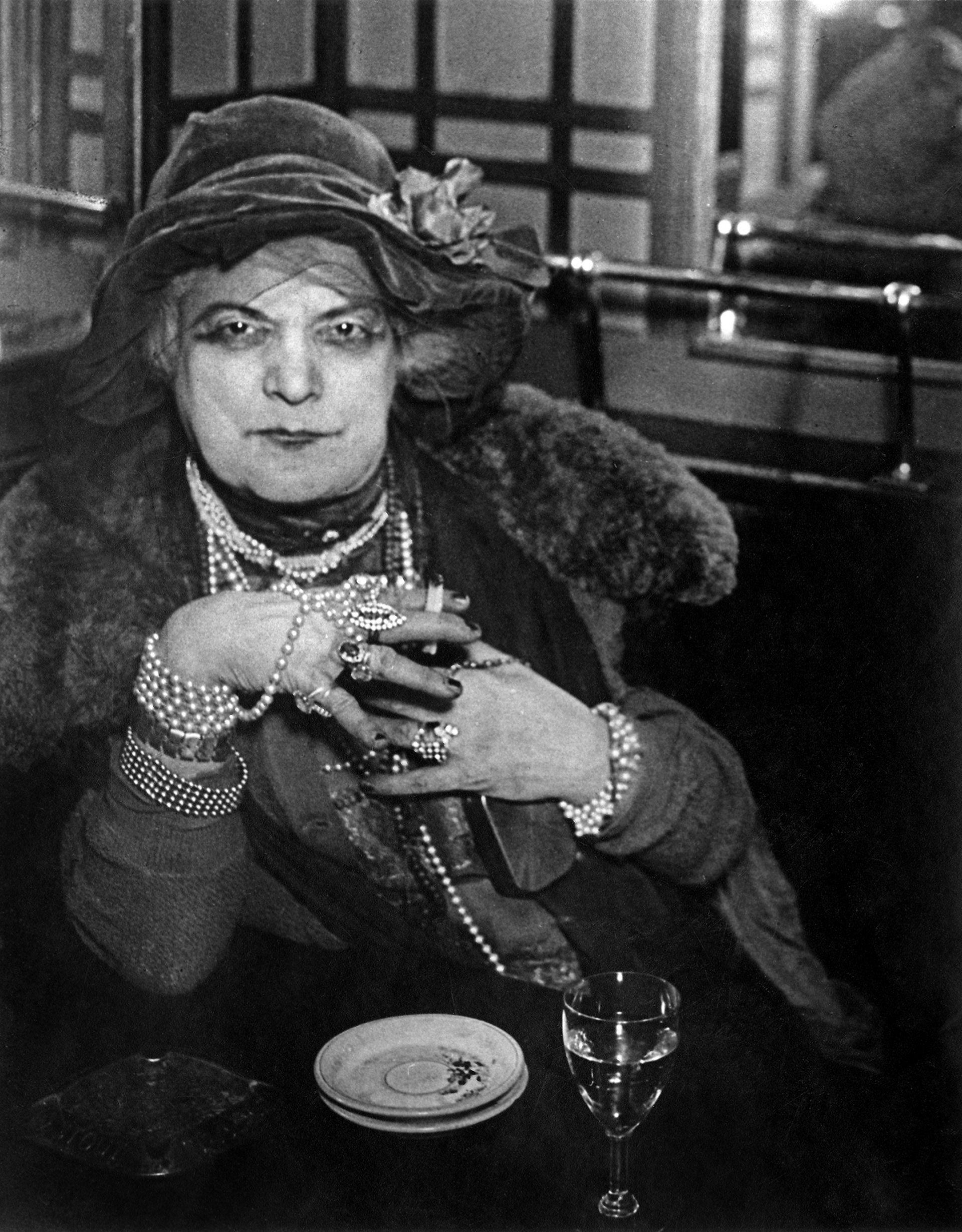  'La Môme Bijou' au Bar de la Lune, Montmartre, 1932.