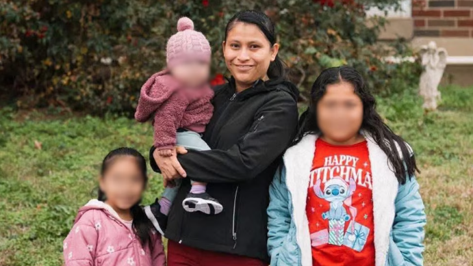 Glendy González de la Cruz posa con sus tres hijas.