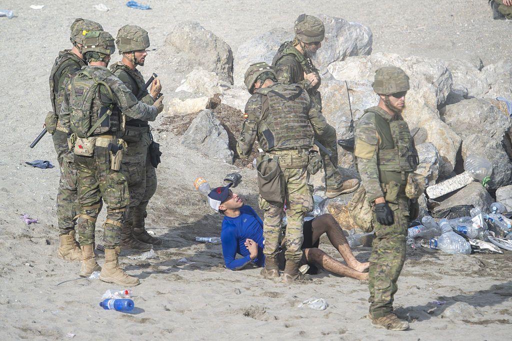 España envió a efectivos del ejército a Ceuta.