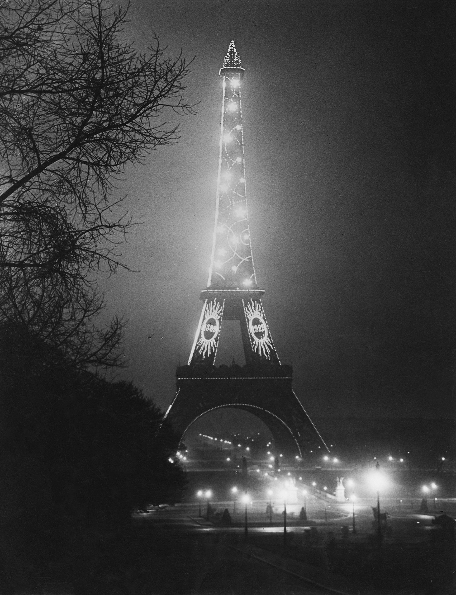 La Tour Eiffel éclairée, 1931.