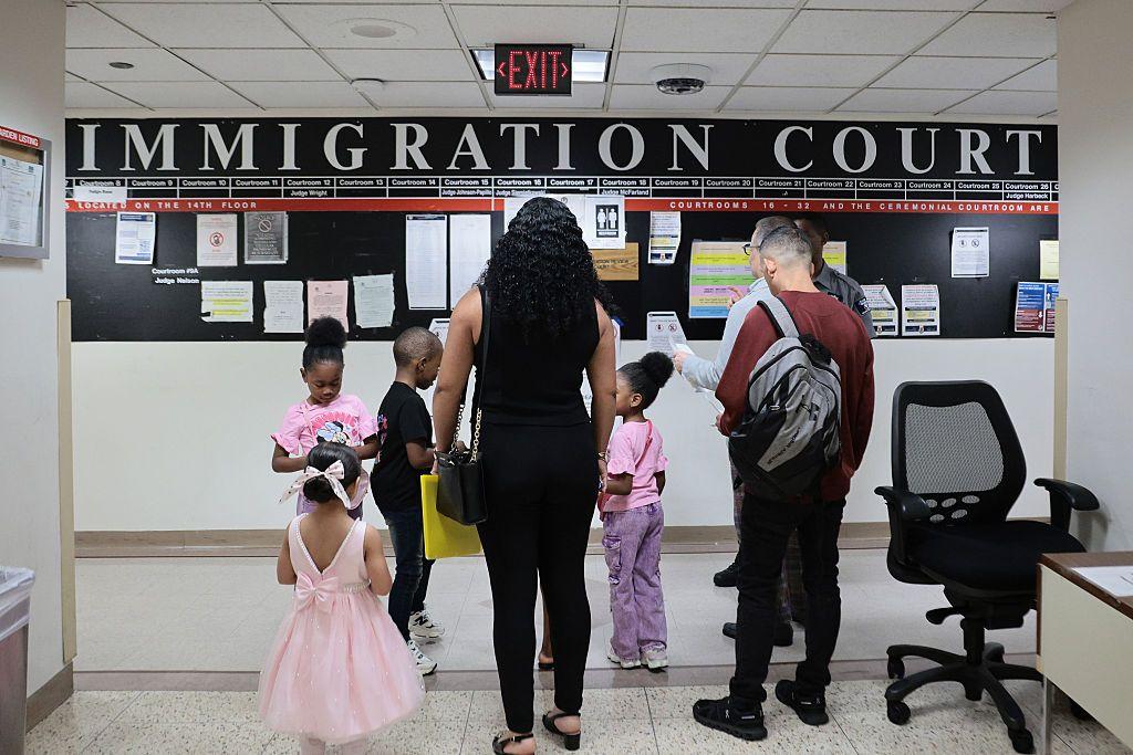Familias llegan para una audiencia en el tribunal de inmigración en el Edificio Federal Jacob K. Javits el 31 de julio de 2026 en la ciudad de Nueva York. (Foto de Michael M. Santiago/Getty Images)
