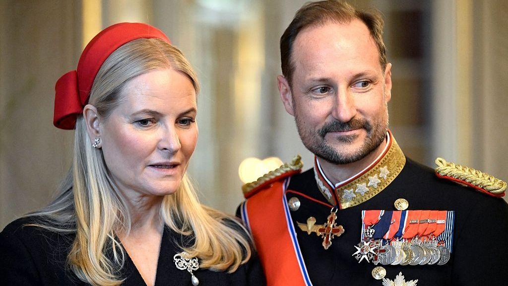 Mette-Marit y Haakon, vestidos con uniformes militares, en marzo de 2026.