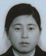 Una fotografía en blanco y negro de Soga, difundida por la policía japonesa, junto con la foto de su madre. Lleva el pelo recogido en una coleta baja y mira fijamente a la cámara.