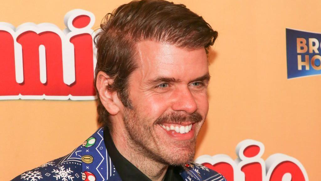 El bloguero Perez Hilton enfrenta una larga recuperación tras los reportes de que se autolesionó durante una transmisión en vivo