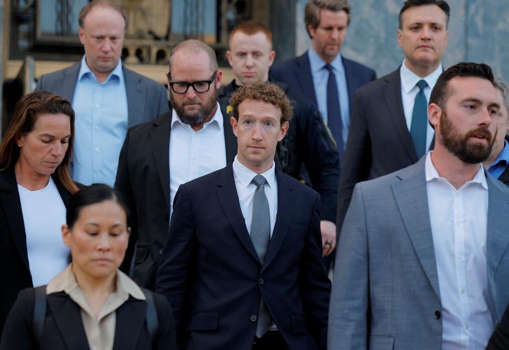 Mark Zuckerberg acompañado de otros colaboradores y abogados saliendo de un tribunal de Los Ángeles