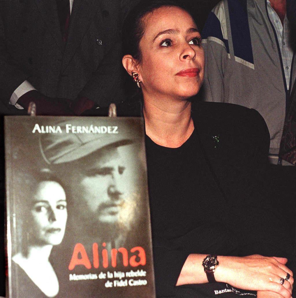 Alina en una de las presentaciones de su libro en 1997.