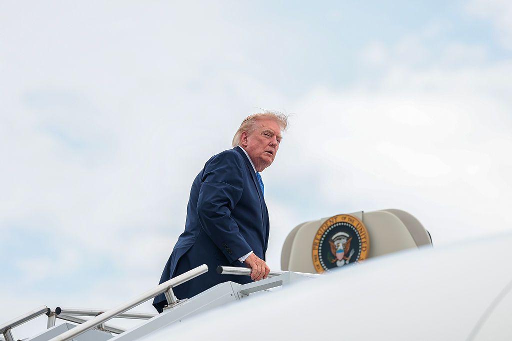 El presidente Donald Trump sube al avión Air Force One. 