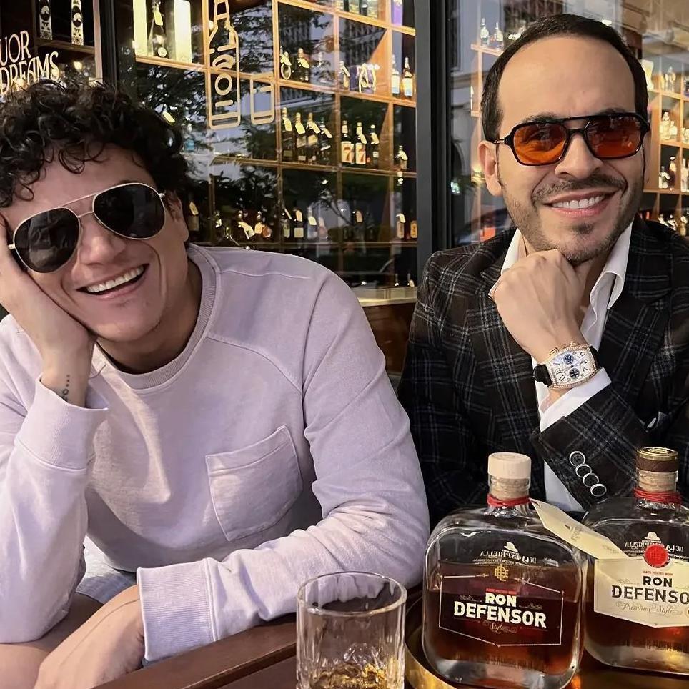  De la Espriella con el cantante colombiano Silvestre Dangond en un bar o restaurante