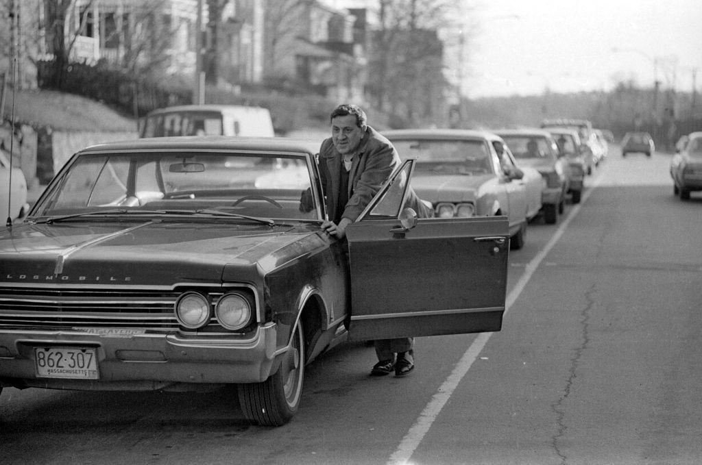 Un conductor empujan un automóvil hacia una estación de servicio durante la crisis del petróleo de 1973-1974, en Roslindale, Boston, Massachusetts, en 1973.