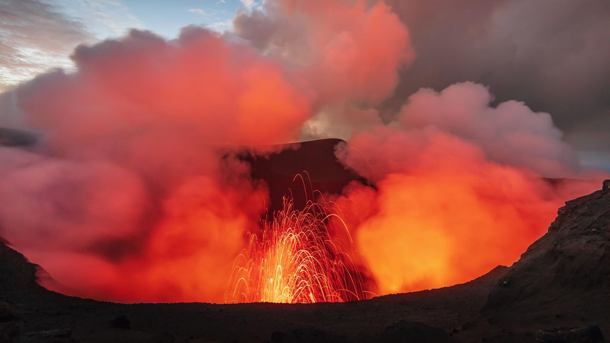 Vista del cráter del volcán Yasur en erupción, isla de Tanna, Vanuatu, Melanesia, Pacífico Sur.
