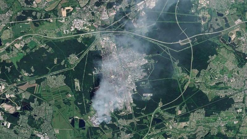 Una imagen satelital muestra la magnitud del incendio que arrasó el centro logístico de Wildberries en Elektrostal, al este de Moscú.
