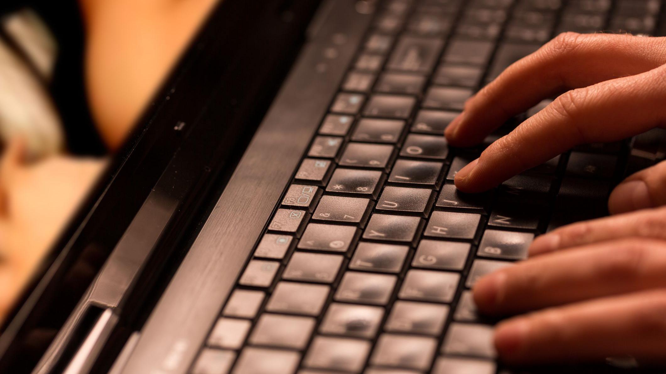 Unas manos sobre el teclado de un portátil.