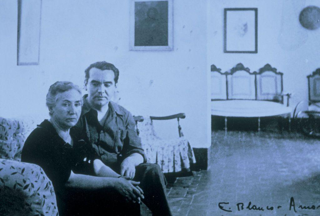 Lorca con su madre en la finca de la Huerta de San Vicente.
