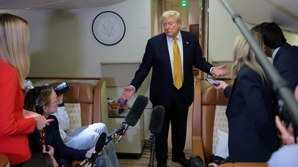 Trump habla con los periodistas en el vuelo de Reino Unido a Estados Unidos.