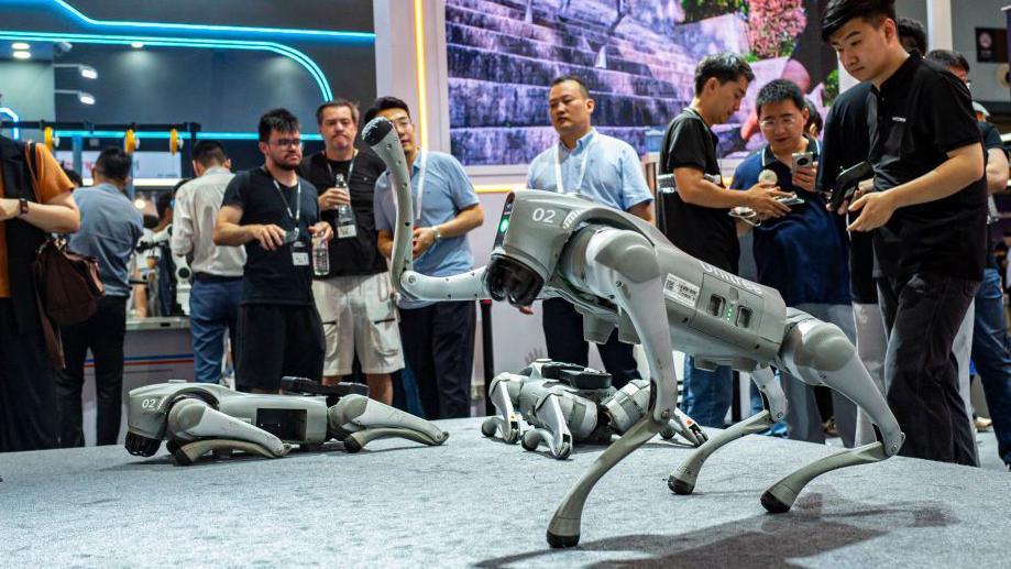 Un perro robot de Unitree saluda a la multitud en una convención tecnológica en China.
