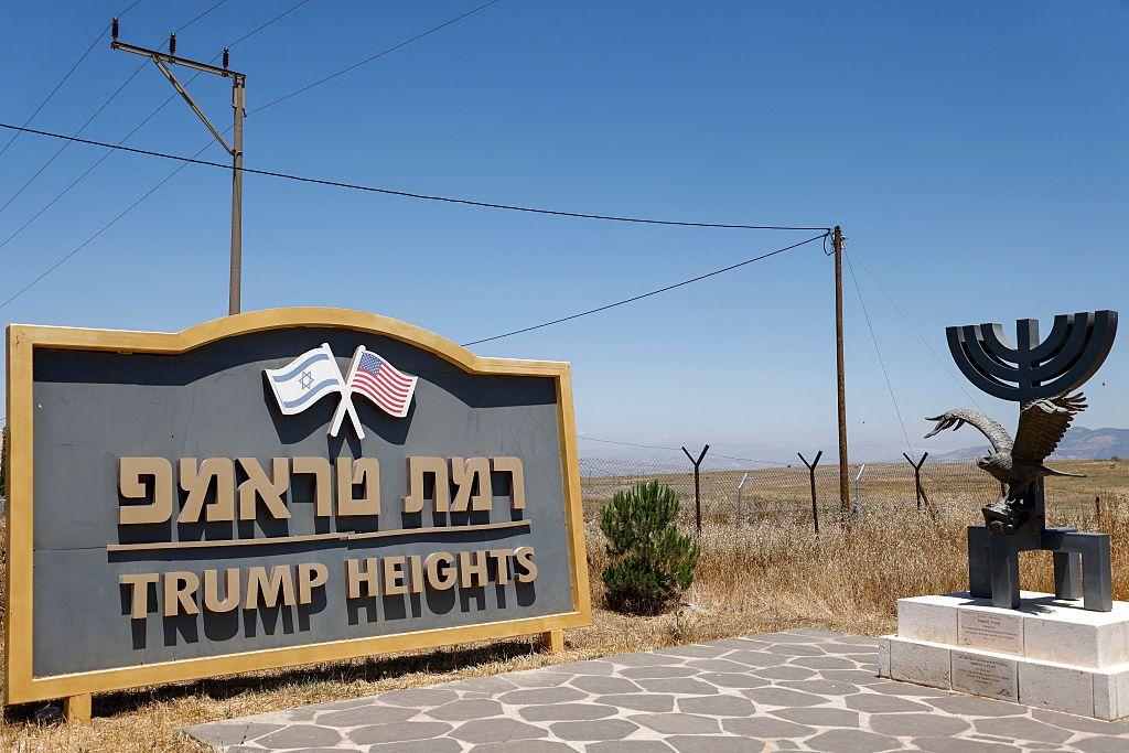 Un cartel da la bienvenida a Ramat Trump, un asentamiento de los Altos del Golán ocupados y anexionados por Israel, el 19 de junio de 2026.