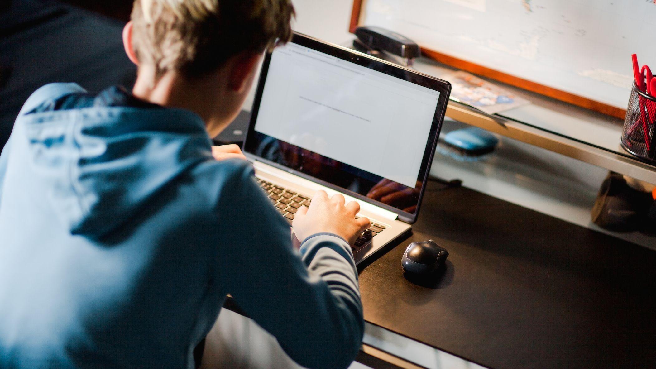 “Quiero utilizar mis habilidades cibernéticas para el bien”: cómo la policía de Reino Unido busca rehabilitar a hackers adolescentes