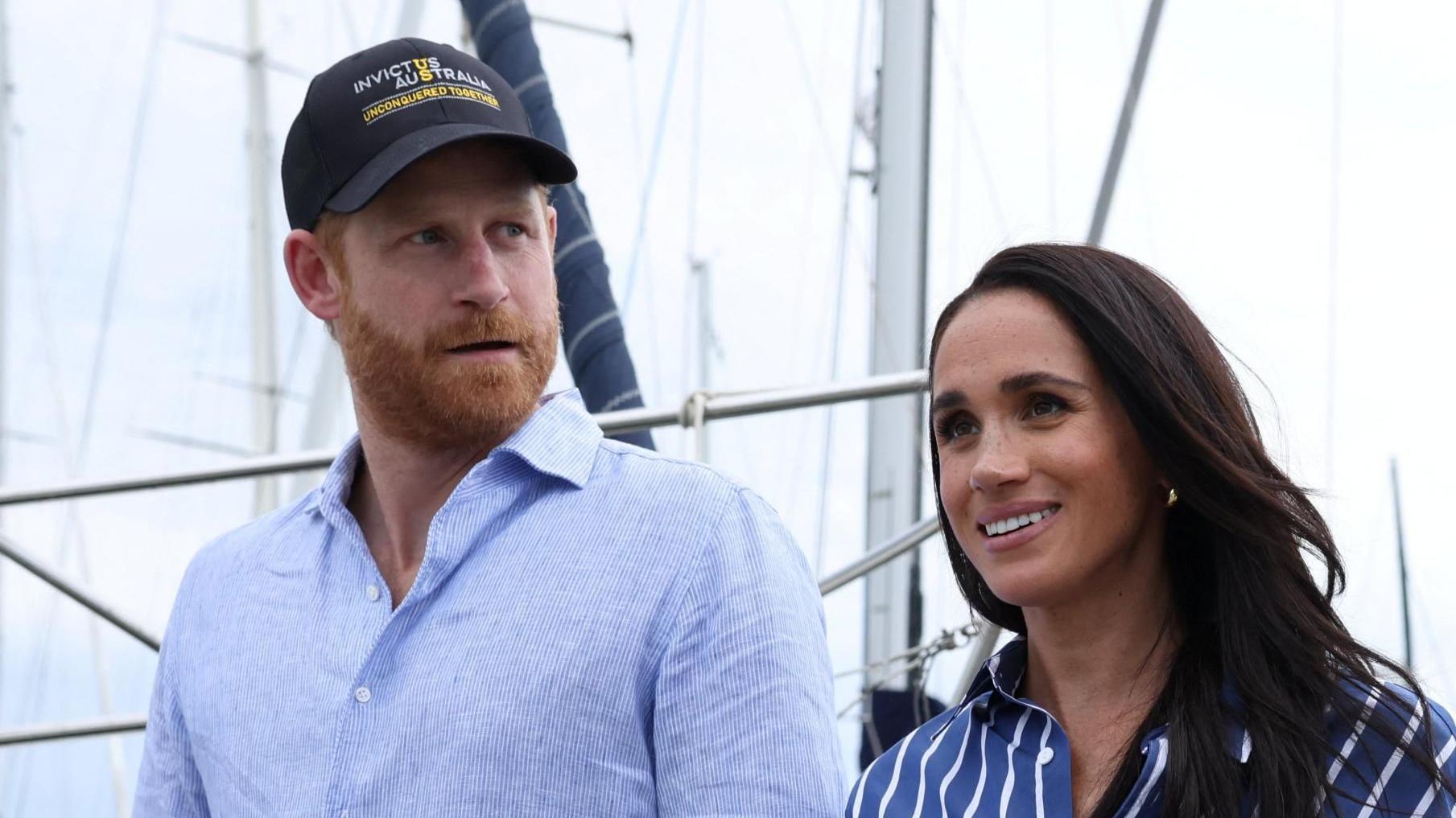 El príncipe Harry de Gran Bretaña y Meghan, duques de Sussex, desembarcan tras navegar por el puerto de Sídney con veteranos de la comunidad Invictus Australia, en Sídney, Australia.