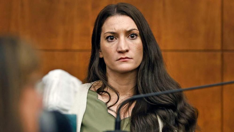 Cómo el juicio contra una madre acusada de matar a sus 3 hijos impulsa la discusión sobre la psicosis posparto en EE.UU.