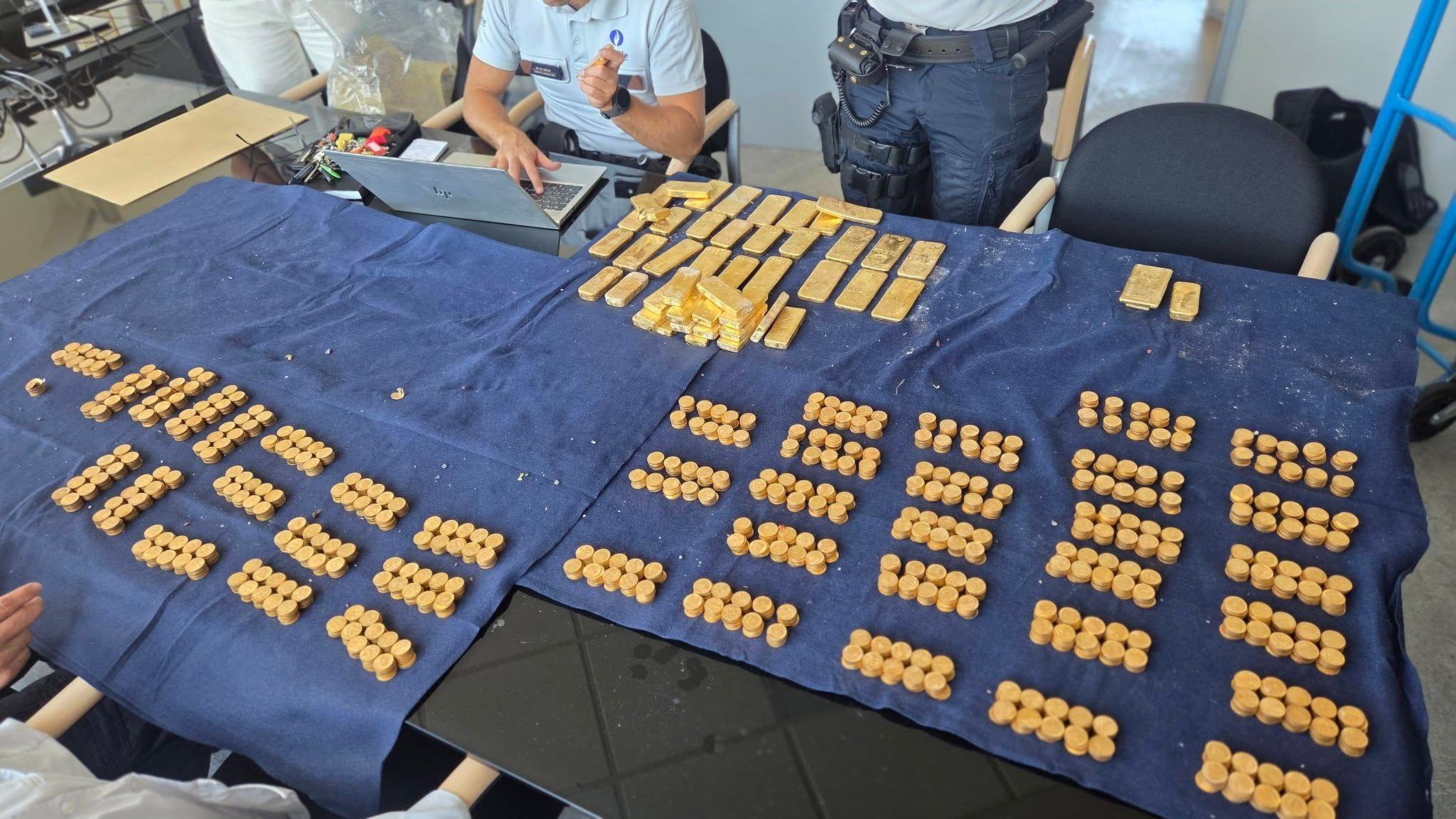 Los obreros que descubrieron un tesoro de US$10 millones en lingotes y monedas de oro sepultado en las paredes de una casa en Bélgica