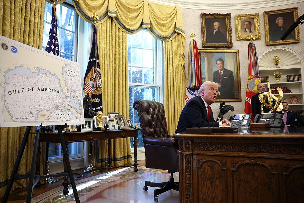 Trump en el Salón Oval al lado de un mapa mostrando el Golfo de México con un gran letrero que dice Golfo de América.