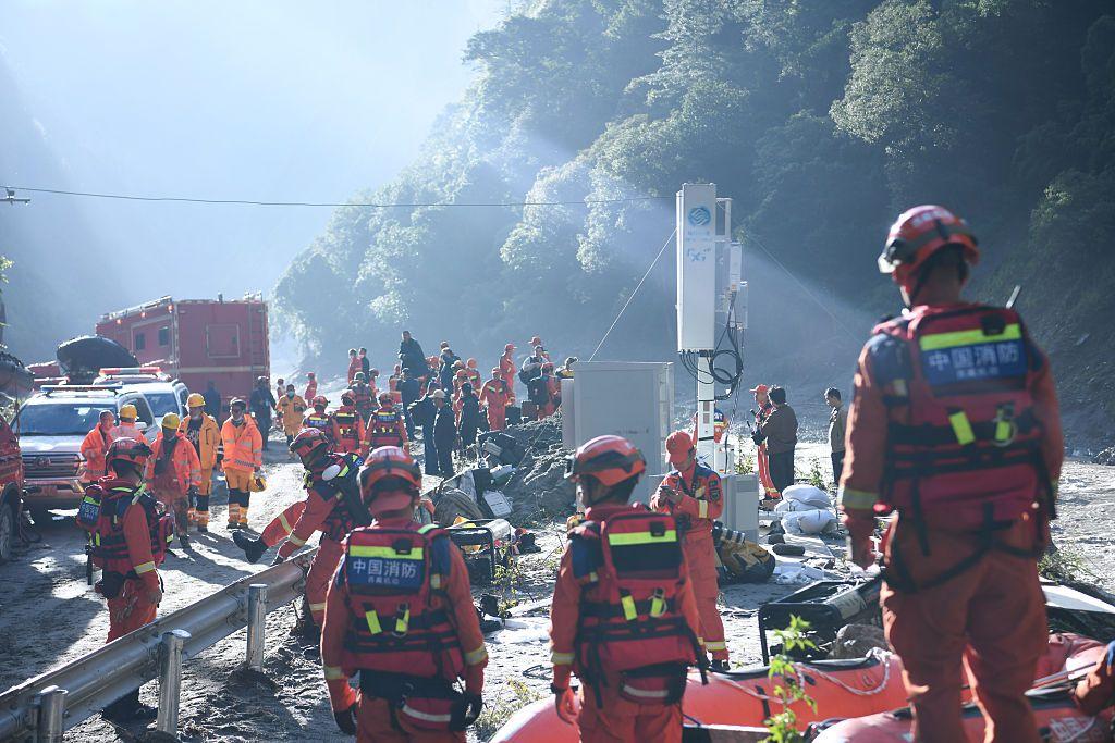 Rescatistas de China en un el puerto de Gyirong