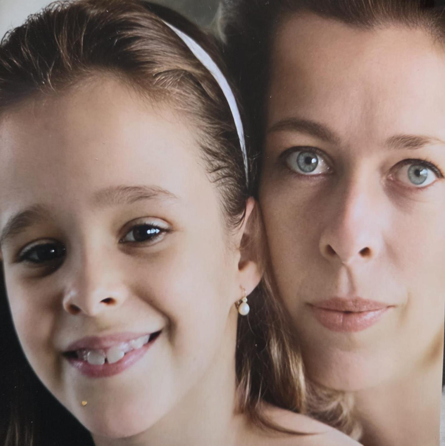 Alina Fernández y su madre, Naty Revuelta, a principios de los años 1960.