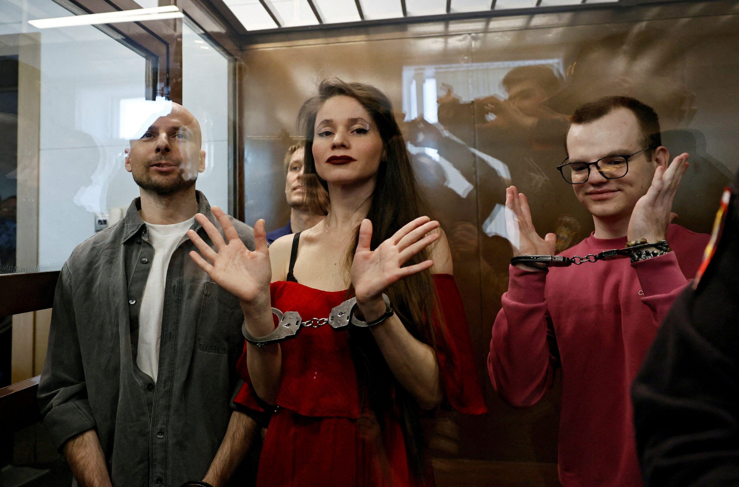 Antonina Favorskaya, Konstantin Gabov, Serguéi Karelin y Artyom Kriger aparecen esposados y de pie en el banquillo de los acusados durante su juicio. Foto de archivo.