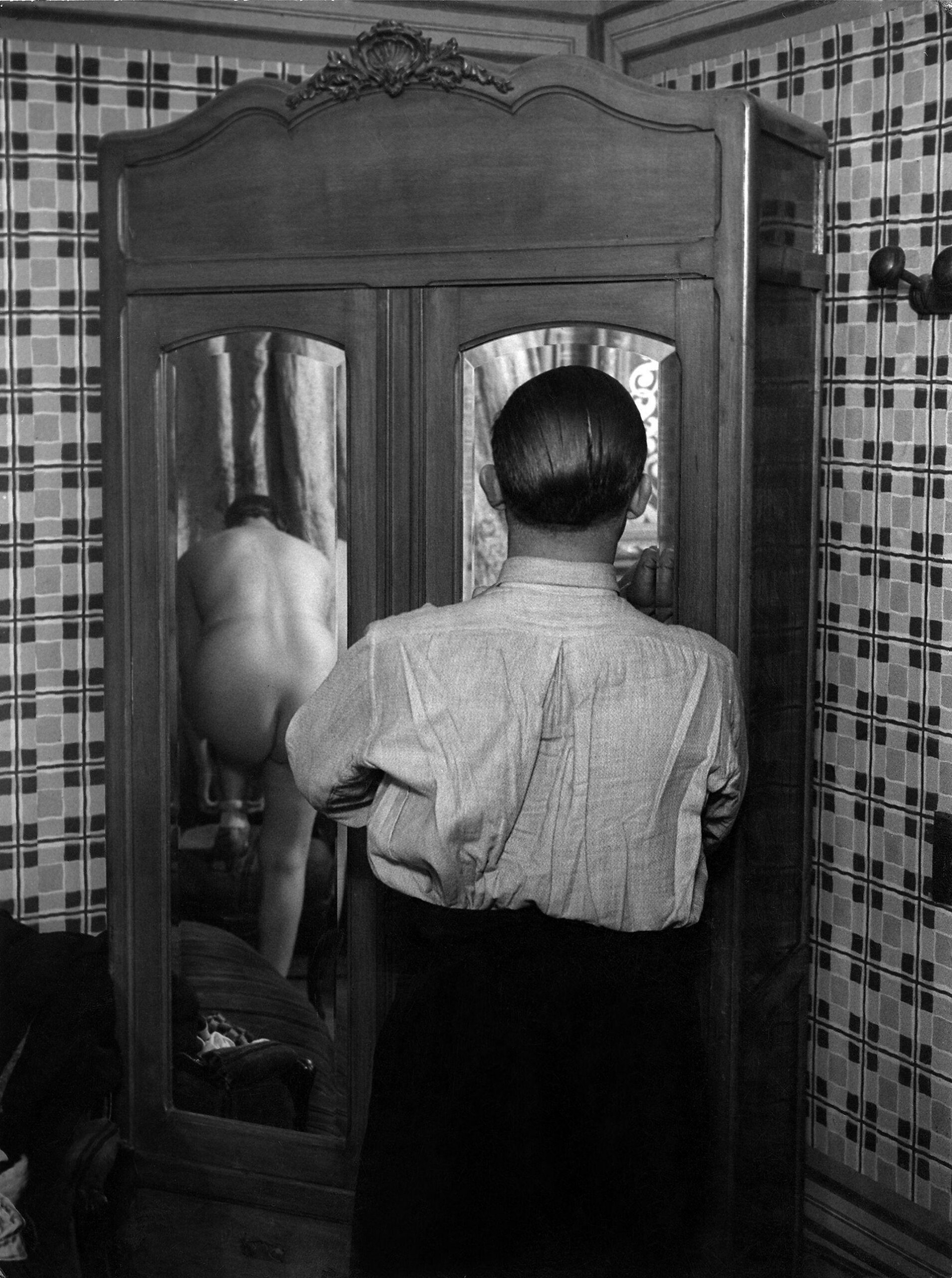 Toilette dans une maison de passe, rue Quincampoix, 1932.