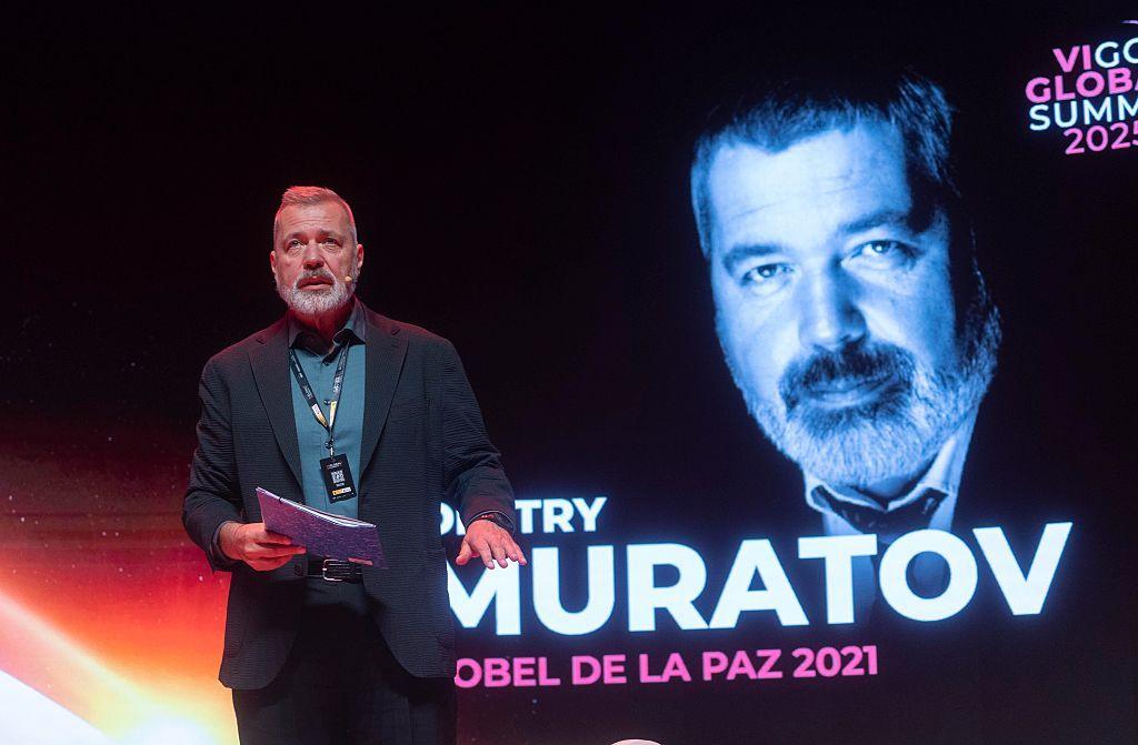 Dmitri Muratov dando una charla en la Cumbre Mundial de Vigo, el 12 de noviembre de 2025 en Vigo, España.