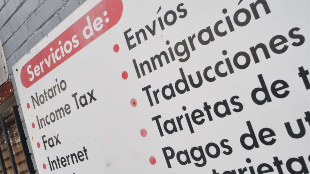 Cartel en el que se ofrecen servicios de notaría, declaraciones de la renta, internet, asesoría de inmigración, etc., en una imagen del 23 de octubre de 2013. (Foto: Bill Uhrich MediaNews Group/Reading Eagle vía Getty Images)