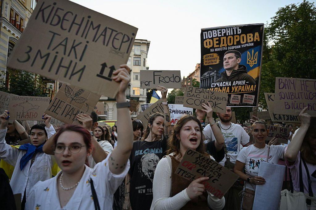 Manifestantes protestas en Ucrania con carteles con la cara del ministro despedido Mykhailo Fedorov