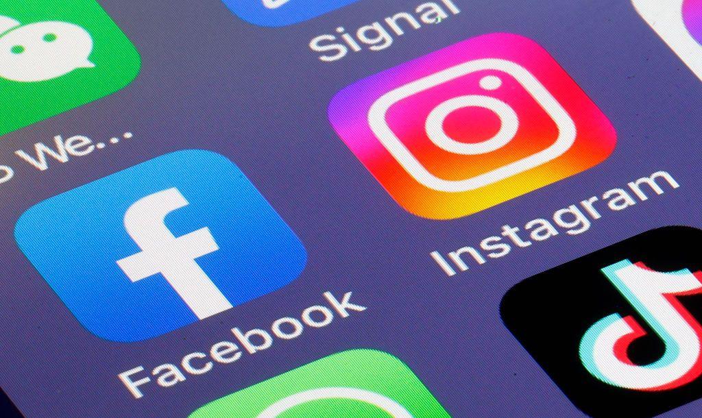 La pantalla de un celular con varias aplicaciones como Facebook, Instagram y TikTok