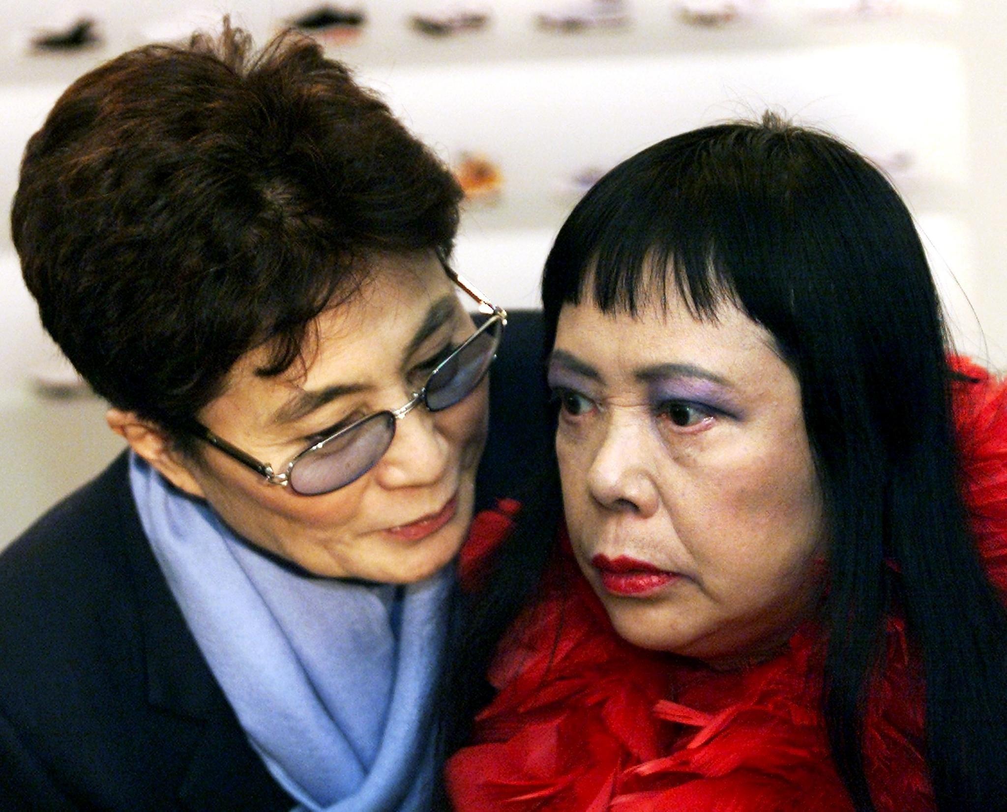 Yoko Ono apoyada en Yayoi Kusama mientras habla con ella en el año 2000.