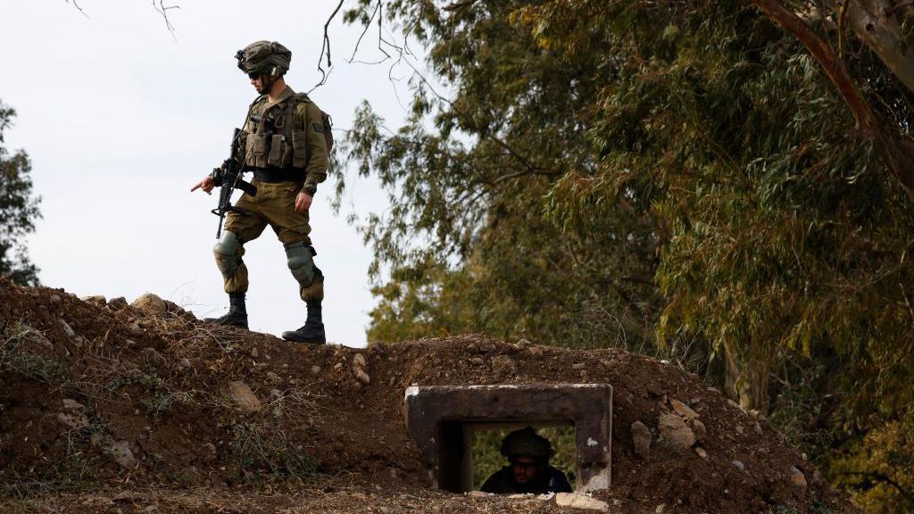 Un soldado israelí pasea por la zona desmilitarizada de los Altos del Golán. 