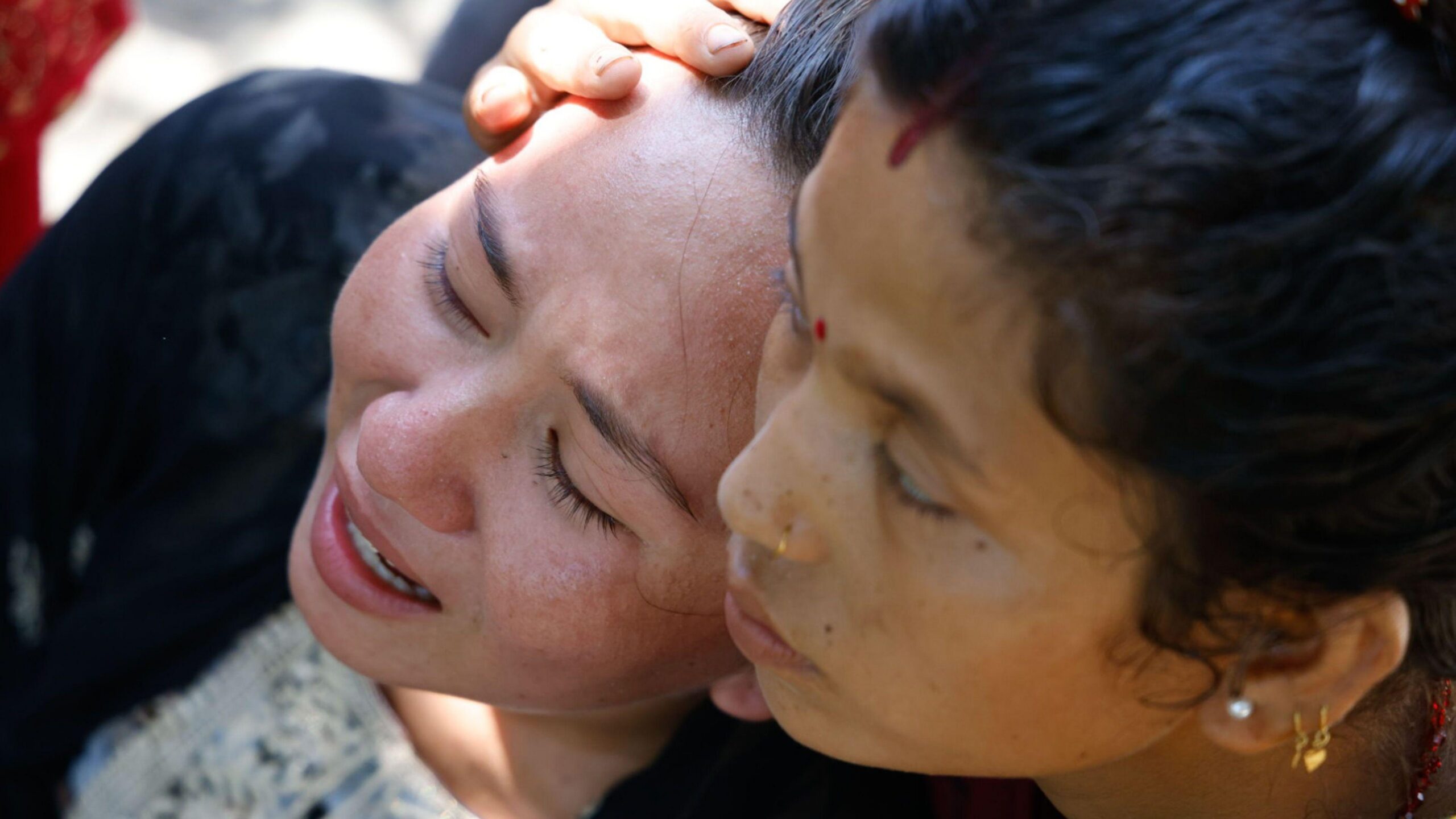 “Vi cómo la corriente se llevó a mi familia”: los desgarradores testimonios de las víctimas de la avalancha en Nepal y Tíbet