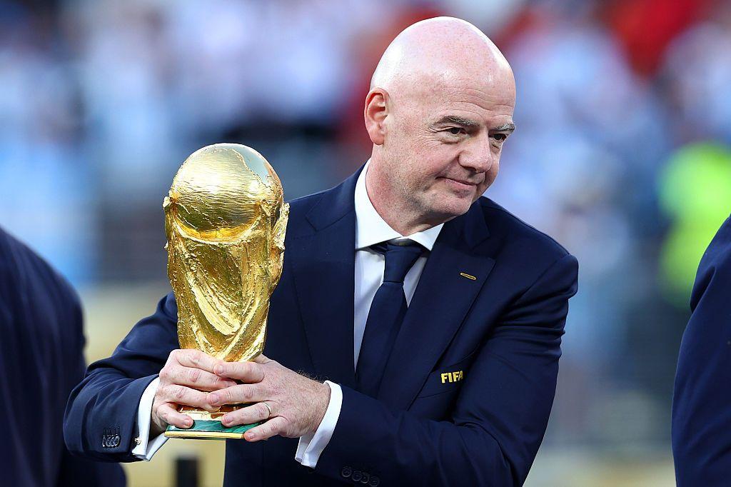 Infantino sostiene la Copa del Mundo de fútbol de la FIFA.