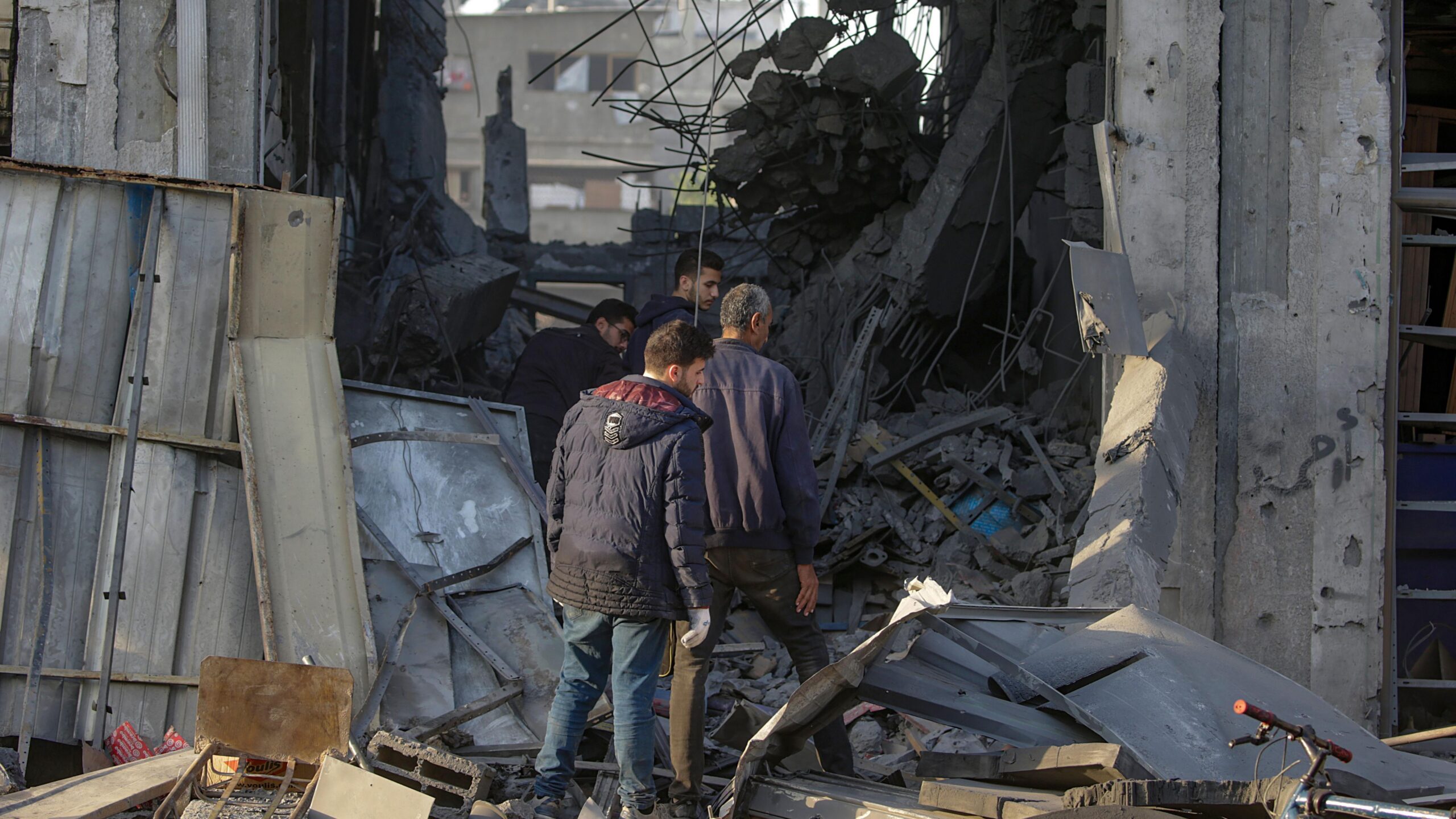 Las nuevas barreras terrestres que Israel construye en Gaza y obligan a más familias a desplazarse