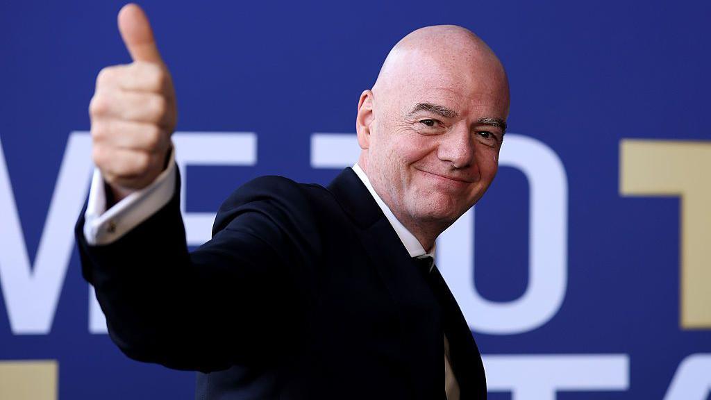 Infantino pide disculpas por “los errores cometidos”, pero se mantiene como presidente de la FIFA