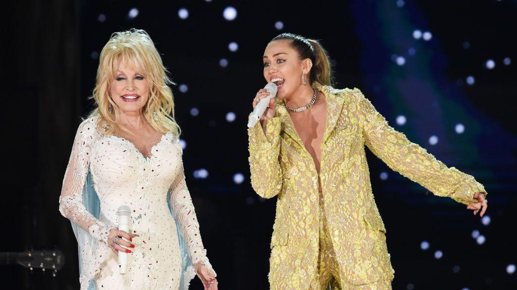 Dolly Parton y Miley Cyrus actuaron en la 61ª edición de los Premios Grammy en 2019.